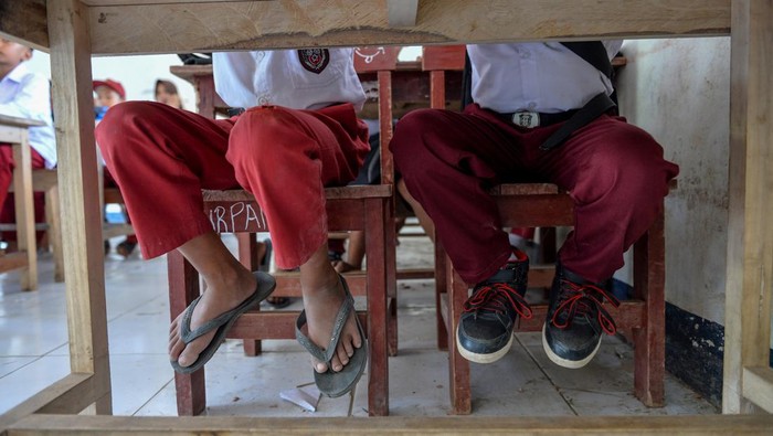 Siswa mengikuti kegiatan belajar mengajar di SDN Padawaras, Sukaluyu, Cikadu, Kabupaten Cianjur, Jawa Barat, Rabu (9/8/2023). Guru di sekolah tersebut menyatakan, SDN Padawaras terakhir mendapatkan bantuan DAK dari Pemerintah Kabupaten Cianjur pada 2011, sementara itu keterbatasan ruangan belajar membuat para siswa di sekolah itu harus belajar secara bergantian. ANTARA FOTO/Raisan Al Farisi/aww.