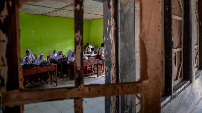 Siswa mengikuti kegiatan belajar mengajar di SDN Padawaras, Sukaluyu, Cikadu, Kabupaten Cianjur, Jawa Barat, Rabu (9/8/2023). Guru di sekolah tersebut menyatakan, SDN Padawaras terakhir mendapatkan bantuan DAK dari Pemerintah Kabupaten Cianjur pada  2011, sementara itu keterbatasan ruangan belajar membuat para siswa di sekolah itu harus belajar secara bergantian. ANTARA FOTO/Raisan Al Farisi/aww.