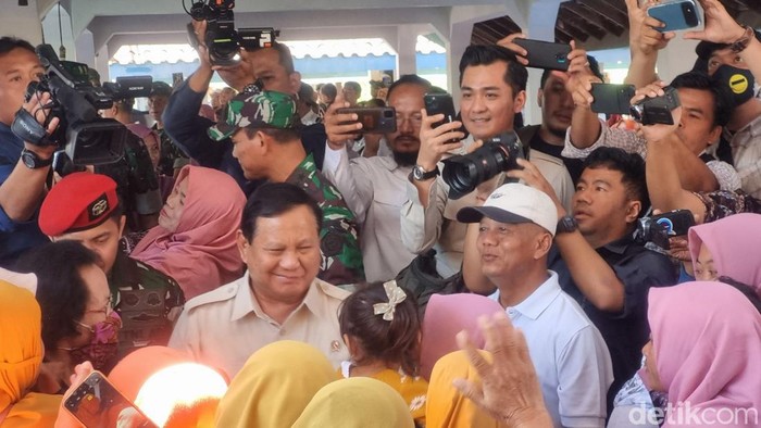 Prabowo Subianto berdialog dengan warga saat meresmikan sumur bor di Gunungkidul, Rabu (9/8/2023).