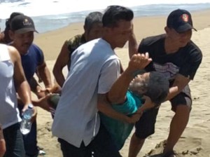 Tradisi Labuh Laut Trenggalek Diwarnai Insiden Perahu Terbalik