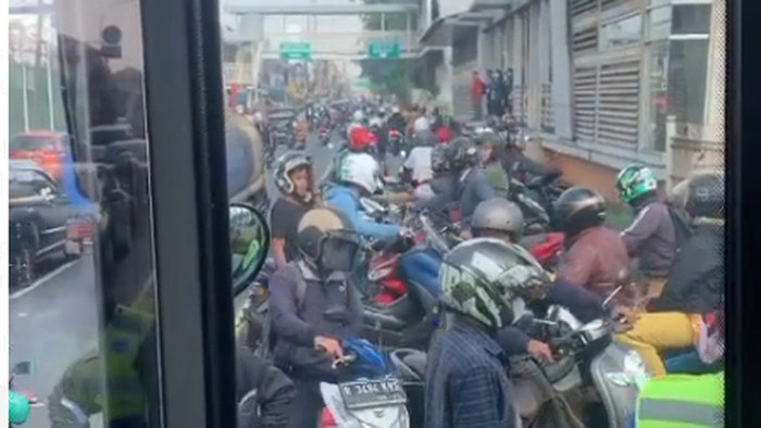 Puluhan pemotor menerobos busway dan melawan arus hingga menghalangi bus TransJakarta di Jaktim.
