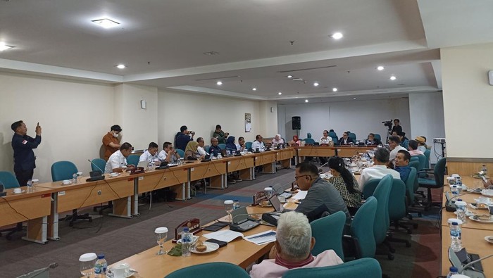Rapat Komisi B dan Komisi C DPRD DKI Jakarta bersama Asisten Perekonomian dan Keuangan Setda DKI Jakarta Sri Haryanti, Kadis LH Asep Kuswanto, perwakilan JakPro hingga PT JSL selaku anak usaha JakPro yang ditugaskan membangun ITF Sunter, Rabu (9/8/2023).