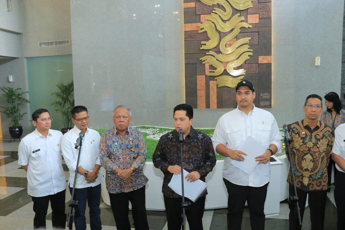 Rapat Koordinasi percepatan, perbaikan, dan pembangunan stadion untuk Piala Dunia U-17 tahun 2023 bersama Menteri PUPR, Menpora, dan Menteri BUMN di Ruang Rapat Menteri PUPR Jakarta Selatan, Rabu (9/8).