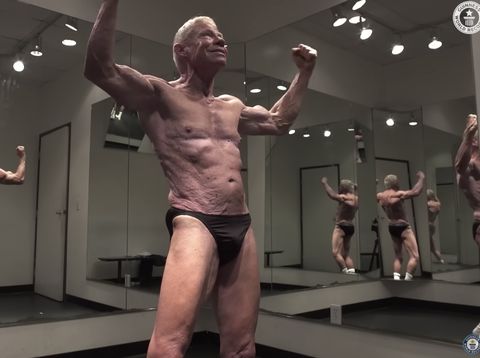 Rekor Dunia Guinness mencatatkan rekornya untuk binaragawan tertua di dunia, Jim Arrington yang berusia 90 tahun. (Tangkapan Layar Youtube guinnessworldrecords)