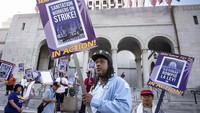 SEIU Local 721 mengatakan mekanik, insinyur, dan penjaga bandara termasuk di antara lebih dari 11.000 pekerja kota LA yang mogok. AP/David Crane  