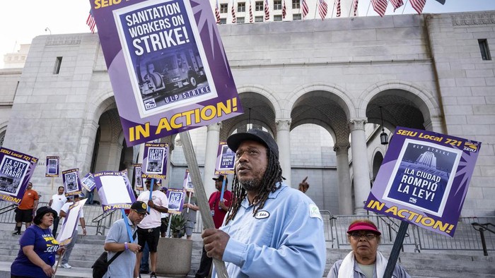 Ribuan Buruh Los Angeles Mogok Kerja Tuntut Keadilan Los Angeles city employees with SEIU Local 721 picket outside of City Hall in Los Angeles on Tuesday, Aug. 8, 2023. Thousands of Los Angeles city employees, including sanitation workers, engineers and traffic officers, walked off the job for a 24-hour strike alleging unfair labor practices. The union said its members voted to authorize the walkout because the city has failed to bargain in good faith and also engaged in labor practices that restricted employee and union rights. (David Crane/The Orange County Register via AP)