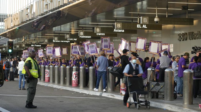 Ribuan Buruh Los Angeles Mogok Kerja Tuntut Keadilan Workers with SEIU Local 721 - Southern California Public Service Workers join a picket line at the Los Angeles International Airport in Los Angeles on Tuesday, Aug. 8, 2023. Thousands of Los Angeles city employees, including sanitation workers, engineers and traffic officers, walked off the job for a 24-hour strike alleging unfair labor practices. The union said its members voted to authorize the walkout because the city has failed to bargain in good faith and also engaged in labor practices that restricted employee and union rights. (AP Photo/Damian Dovarganes)