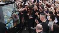 Semua dilakukan untuk melepas musisi berusia 56 tahun tersebut yang begitu dikenal lewat Nothing Compares 2 U pada dekade 80-an dan 90-an itu. (AP Photo/Liam McBurney)