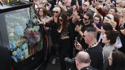 Ribuan Penggemar Melepas Sinead OConnor ke Peristirahatan Terakhir