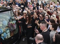 Ribuan Penggemar Melepas Sinead OConnor ke Peristirahatan Terakhir