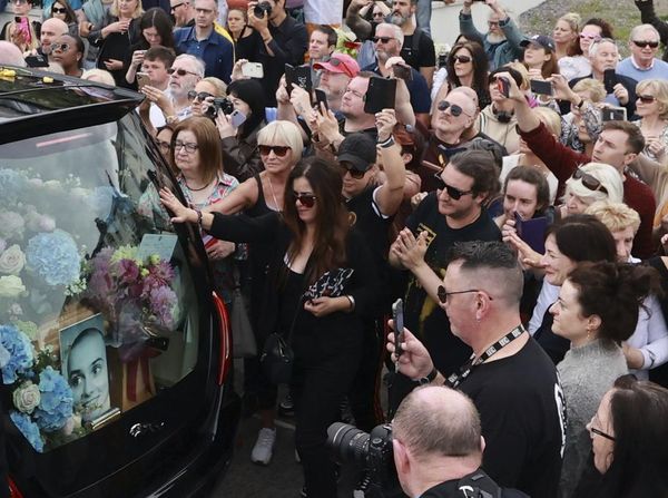 Ribuan Penggemar Melepas Sinead OConnor ke Peristirahatan Terakhir