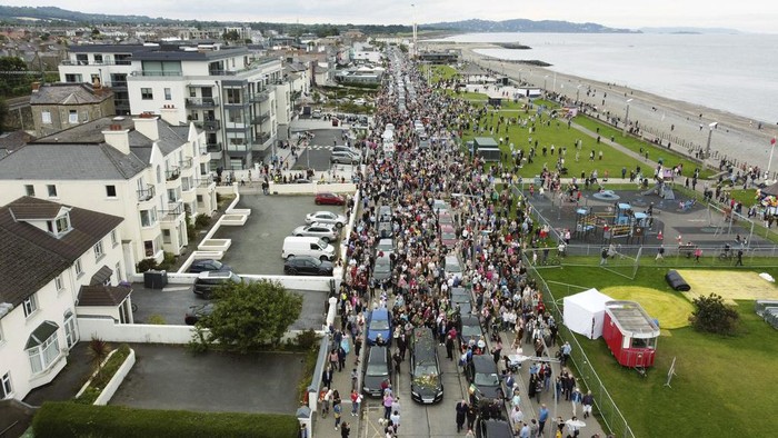Ribuan Penggemar Melepas Sinead O'Connor ke Peristirahatan Terakhir Fans of singer Sinead O'Connor line the streets as her funeral cortege passes through her former hometown of Bray, Co Wicklow, Ireland, Tuesday, Aug. 8, 2023. OβConnorβs family invited the public to line the waterfront in Bray on Tuesday as her funeral procession passes by. Fans left handwritten notes outside her former home, thanking her for sharing her voice and her music. (Niall Carson/PA via AP)