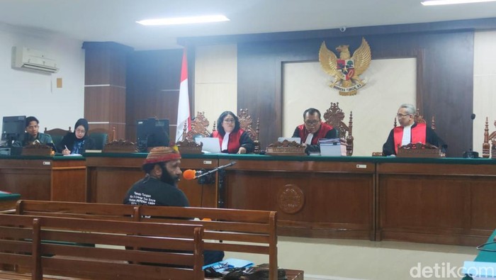 Ricky Ham Pagawak saat menjalani sidang eksepsi di PN Makassar. detikSulsel/Rasmilawanti Rustam