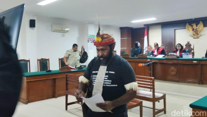 Ricky Ham Pagawak usai menjalani sidang eksepsi di PN Makassar. detikSulsel/Rasmilawanti Rustam