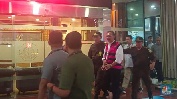 Ridwan Djamaluddin memakai baju tahanan Kejagung.