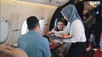 Dalam momen ini Rio Motet memesan buah-buahan. Terlihat di dalam jet pribadi tersebut ia juga ditemani oleh Luna Maya yang memesan croissant. Foto: YouTube/Instagram Rio Motret