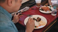 Setelah buah-buahan, Rio Motret juga memesan nasi dengan lauk ikan. Tak ketinggalan menu pelengkap berupa emping. Foto: YouTube/Instagram Rio Motret