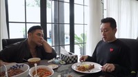 Ada juga momen Rio Motret bersama dengan designer handal Ivan Gunawan. Saat melakukan projek bersama, Rio dijamu makanan di rumah Ivan Gunawan. Foto: YouTube/Instagram Rio Motret