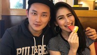 Rio Motret juga kenal dengan pedangdut Ayu Ting Ting. Ini momen mereka saat kulineran bareng, mereka mencicipi buah semangka di restoran. Foto: YouTube/Instagram Rio Motret