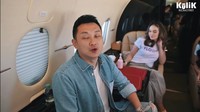 Rio Motret juga populer di kalangan artis. Bahkan ia sering membagikan momen bersama artis tanah air. Salah satunya pada momen makan bareng di jet pribadi ini. Foto: YouTube/Instagram Rio Motret