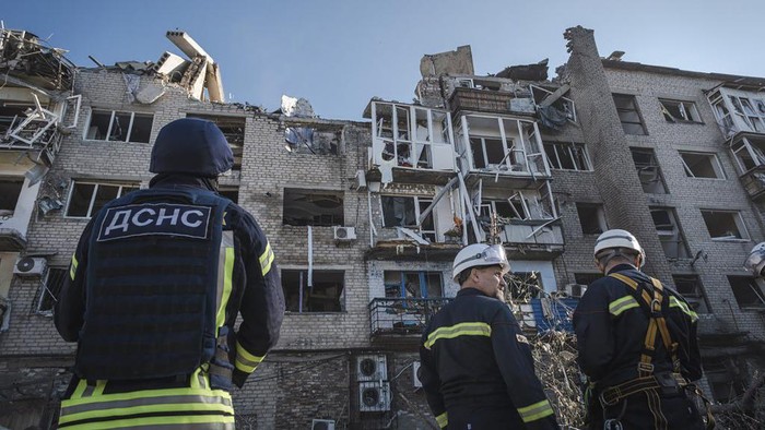 In this photo provided by the Ukrainian Emergency Service, rescuers work on the scene of a building damaged after Russian missile strikes in Pokrovsk, Donetsk region, Ukraine, Tuesday, Aug. 8, 2023. (Ukrainian Emergency Service via AP Photo)