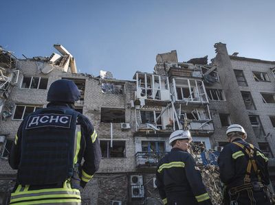 Rudal Rusia Kembali Hantam Apartemen di Ukraina, 8 Orang Tewas