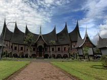 Rumah Adat Gadang Sumatera Barat: Jenis, Ciri, dan Fungsinya
