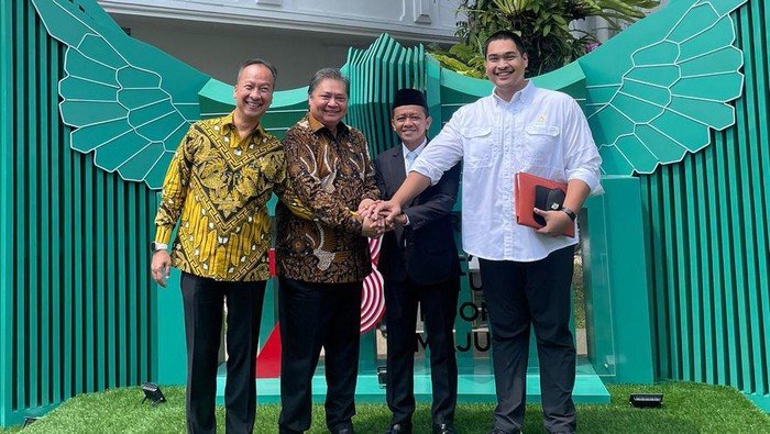 Saat Airlangga-Bahlil Bergandengan Tangan Di tengah isu santer munaslub golkar, empat menteri golkar justru berpose bergandengan tangan bersama usai rapat kabinet di Istana Negara Jakarta. Ini potretnya.