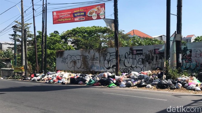 Hamparan sampah terbentang di tepi jalan Kusumanegara, Rejowinangun, Kotagede, Kota Jogja