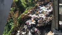 Tumpukan sampah tampak membentang di tepi jalan sekitar lebih 10 meter. Bahkan banyak juga sampah yang jatuh ke bawah jembatan. Foto: Adji Ganda Rinepta/detikJateng