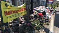 Di tempat itu sudah terpasang spanduk larangan buang sampah berlogo Pemkot Jogja. Hamparan sampah ini menyebabkan bau tak sedap yang mengganggu. Selain itu juga banyak lalat beterbangan di sekitarnya. Foto: Adji Ganda Rinepta/detikJogja