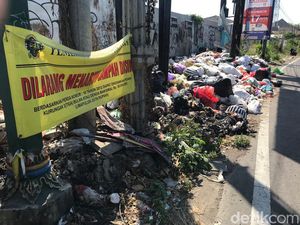 Penampakan Hamparan Sampah di Jalan Kusumanegara Bikin Bau-Banyak Lalat