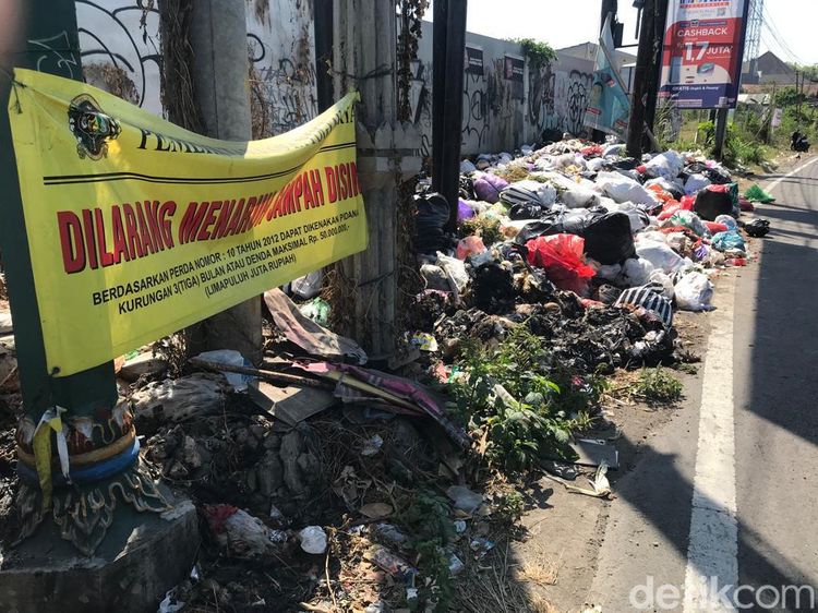 Penampakan Hamparan Sampah di Jalan Kusumanegara Bikin Bau-Banyak Lalat