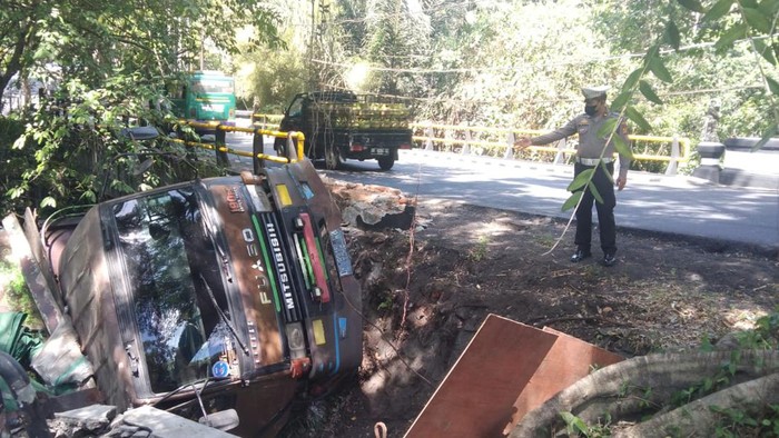 Sebuah truk yang mengangkut 14 ton minuman kemasan jatuh dan terperosok di Jalan Denpasar-Gilimanuk, tepatnya di Jembatan Kembar Banjar Singin, Desa/Kecamatan Selemadeg, Tabanan, Bali, Rabu (9/8/2023). (Istimewa)