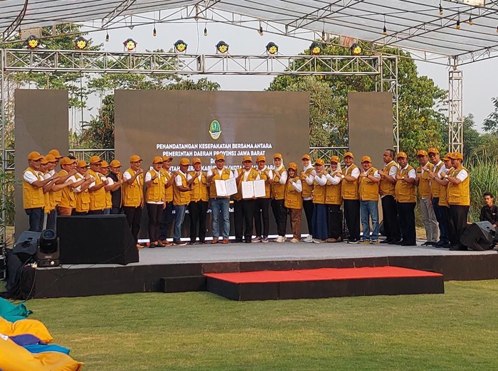 Sejumlah kepala daerah di Jawa Barat, melempar pujian dan keyakinannya pada sosok Gubernur Jawa Barat, Ridwan Kamil, bisa menduduki posisi strategis di pemerintahan pusat.