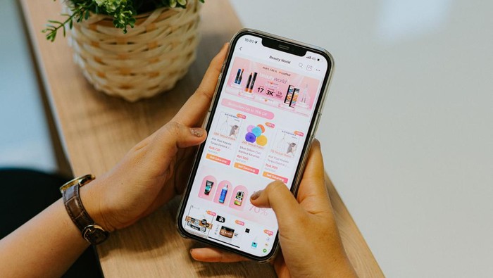 Jelang Hari UMKM Nasional, Lazada punya penawaran menarik untuk para leku bisnis lokal di Indonesia. Sebab, para pedagang ini nantinya dibebaskan dari potongan biaya komisi selama 90 hari pertama.