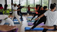 Peserta melakukan yoga saat anak kucing bermain di sekitar mereka dalam sesi yoga yang diselenggarakan oleh Pawhour, di sebuah studio di New Delhi, India, 6 Agustus 2023.  