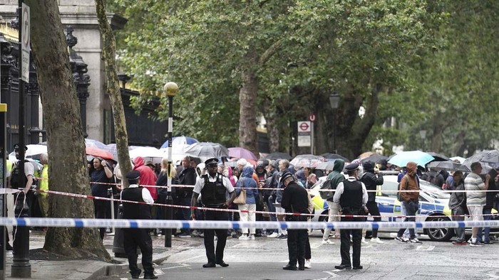Seorang Pria Ditikam di Depan British Museum London A police vehicle and bystanders outside the British Museum after an incident close to the museum, in London, Tuesday, Aug. 8, 2023. Police in London say they have arrested a man suspected of stabbing another man near the British Museum. The museum known for housing the Rosetta Stone was evacuated Tuesday but police say there's no more risk to the public. Metropolitan Police said the stabbing occurred at a street corner near the museum's entrance. (Jordan Pettitt/PA via AP)