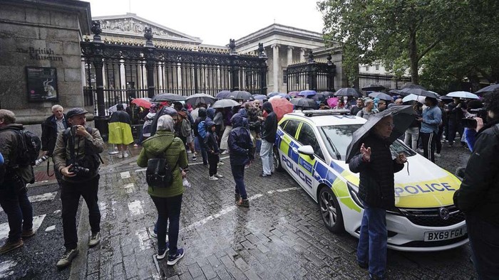 Seorang Pria Ditikam di Depan British Museum London A police vehicle and bystanders outside the British Museum after an incident close to the museum, in London, Tuesday, Aug. 8, 2023. Police in London say they have arrested a man suspected of stabbing another man near the British Museum. The museum known for housing the Rosetta Stone was evacuated Tuesday but police say there's no more risk to the public. Metropolitan Police said the stabbing occurred at a street corner near the museum's entrance. (Jordan Pettitt/PA via AP)