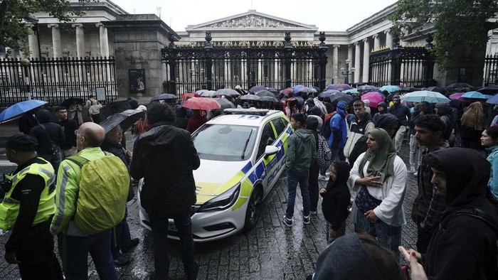 A police vehicle and bystanders outside the British Museum after an incident close to the museum, in London, Tuesday, Aug. 8, 2023. Police in London say they have arrested a man suspected of stabbing another man near the British Museum. The museum known for housing the Rosetta Stone was evacuated Tuesday but police say theres no more risk to the public. Metropolitan Police said the stabbing occurred at a street corner near the museums entrance. (Jordan Pettitt/PA via AP)