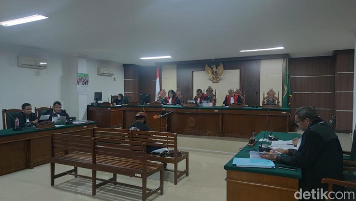 Sidang dugaan kasus korupsi eks Bupati Mamberamo Tengah Ricky Ham Pagawak. detikSulsel/Rasmilawanti Rustam