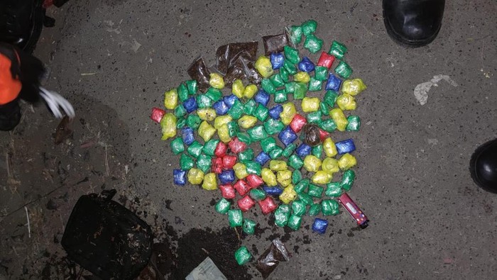 Sinte warna-warni yang dijual pengedar Cirebon.
