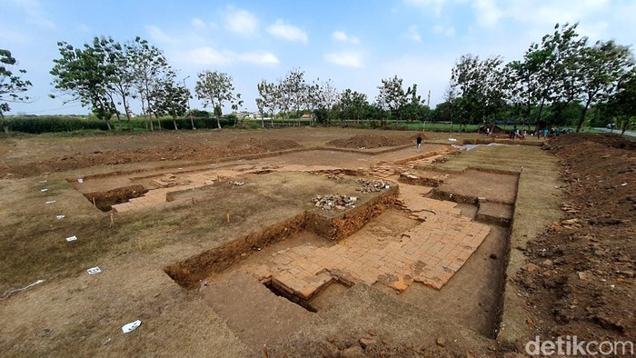 Sisa pagar dan tapak gapura megah diduga pintu masuk candi yang terpaksa dikubur lagi.