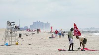 Negara bagian New York telah menyaksikan serentetan pertemuan manusia dengan hiu di lepas pantai Long Island musim panas ini. Para ahli menyebut, banyak hiu berenang lebih dekat ke pantai karena pemanasan air akibat perubahan iklim. Pun undang-undang baru-baru ini di New York melindungi sumber makanan utama hiu, ikan bunker.  