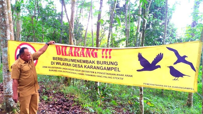 Spanduk larangan berburu burung di sejumlah titik hutan dan kebun masyarakat.