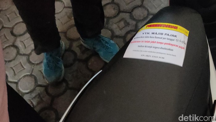 Stiker dipasang ke kendaraan yang menunggak pajak kendaraan