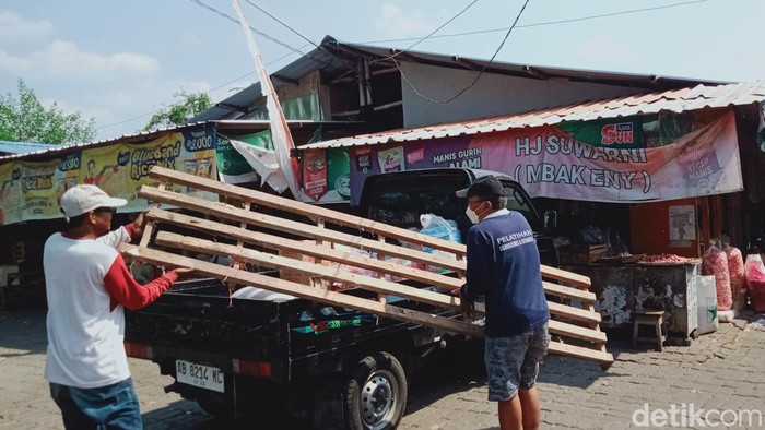 Suasana pasar darurat di Jalan Kopral Sayom Klaten, Rabu (9/8/2023).