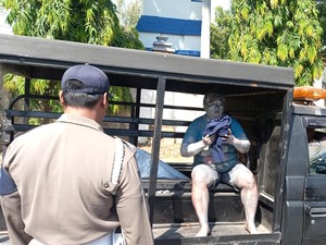 Cerita Sumila Rela Jadi Manusia Silver di Gresik Demi Hidupi 3 Anaknya