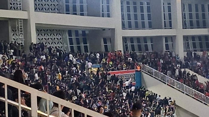 Suporter Persib Bandung saat menonton laga Persis Vs Persib di Stadion Manahan Solo, Selasa (8/8/2023).