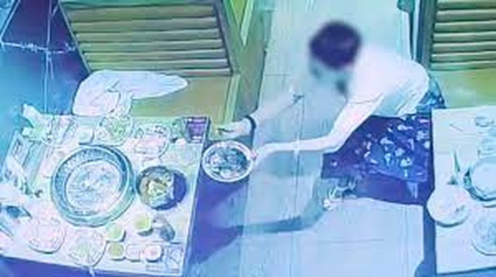 Takut Didenda, Wanita Ini Buang Sisa Makanan ke Mangkuk Orang Lain